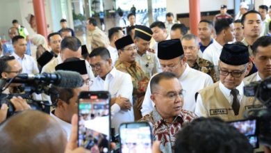 Gubernur Banten, Andra Soni dalam pelepasan jemaah haji di embarkasi Banten. Foto Biro Adpim Banten