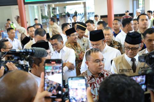 Gubernur Banten, Andra Soni dalam pelepasan jemaah haji di embarkasi Banten. Foto Biro Adpim Banten