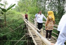 Kondisi jembatan bambu Leuwi Panjang yang ditinjau Andra Soni, Gubernur Banten. Foto: Biro Adpim Banten