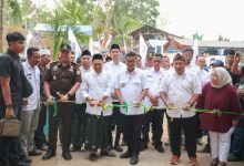 Gubernur Banten, Andra Soni meresmikan jembatata Leuwi Kukuk Lebak. foto Biro Adpim Banten