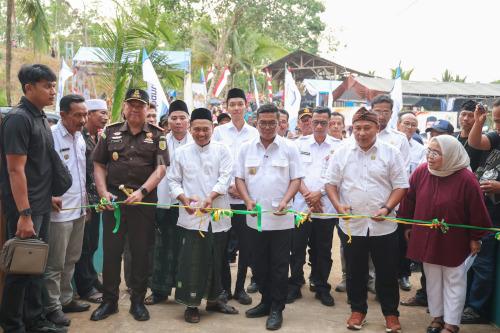 Gubernur Banten, Andra Soni meresmikan jembatata Leuwi Kukuk Lebak. foto Biro Adpim Banten