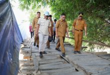 Gubernur Banten, Andra soni meninjau kondisi jembatan Piano yang lama. Foto Biro Adpim Banten