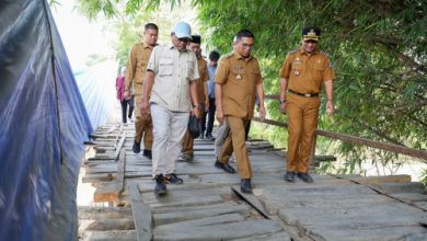 Gubernur Banten, Andra soni meninjau kondisi jembatan Piano yang lama. Foto Biro Adpim Banten