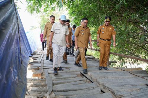 Gubernur Banten, Andra soni meninjau kondisi jembatan Piano yang lama. Foto Biro Adpim Banten