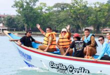 Gubernur Banten, Andra Soni menyerahkan bantuan kepala nelayan. Foto Biro Adpim Banten