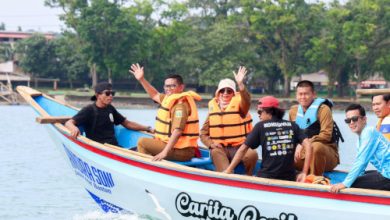 Gubernur Banten, Andra Soni menyerahkan bantuan kepala nelayan. Foto Biro Adpim Banten