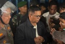 Gubernur Banten, Andra Soni dan Kapolda Banten Brigjen Pol Hengki menemui massa aksi demosntrasi. Foto: Biro Adpim Banten