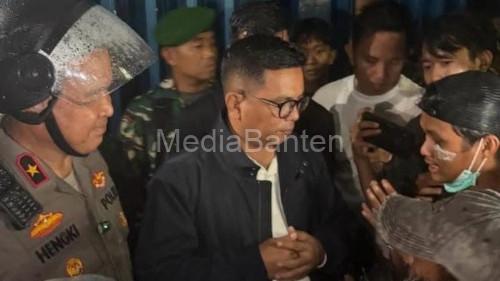 Gubernur Banten, Andra Soni dan Kapolda Banten Brigjen Pol Hengki menemui massa aksi demosntrasi. Foto: Biro Adpim Banten