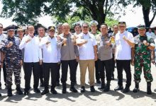 Gubernur Banten, Andra Soni dan Kapolda Banten, Irjen Pol Hengki memantau kawasan wisata Pantai Anyer. Foto Daeng Yusvin