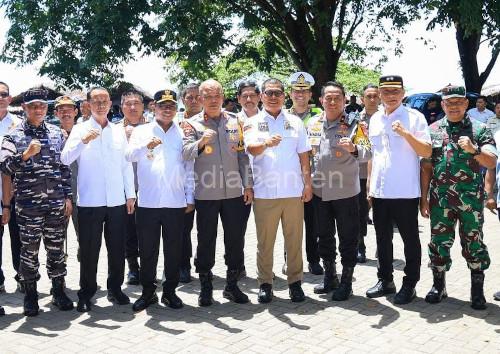 Gubernur Banten, Andra Soni dan Kapolda Banten, Irjen Pol Hengki memantau kawasan wisata Pantai Anyer. Foto Daeng Yusvin
