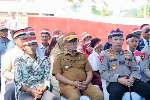 Gubernur Banten, Andra Soni bersama Kapolri Jendral Pol Litsyio Sigit Prabowo di Bayah. Foto Biro Adpim Banten