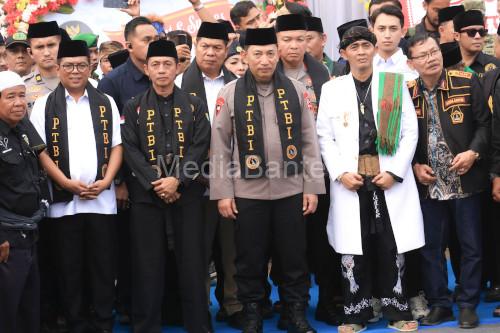 Kapolri Jenderal Pol Listiyo Sigit Prabowo bersama Gubernur Banten, Andra Soni dalam peresmian Balai Latihan Silat PTBI. Foto Biro Adpim Banten