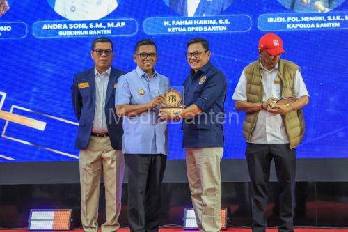 Gubernur Banten, Andra Soni kukuhkan pengurus Karang Taruna Banten. Foto Biro Adpim Banten