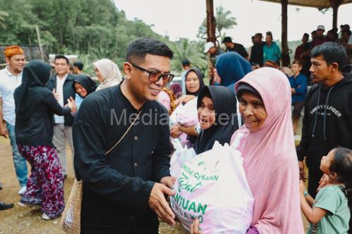 Gubernur Banten, Andra Soni resmikan infrastruktur jalan dan memberikan bantuan di Kasepuhan Cipinang. Foto: Biro Adpim Banten