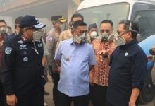 Gubernur Banten, Andra Soni di lokasi kebakaran TPA Jatiwaringin. Foto Biro Adpim Banten