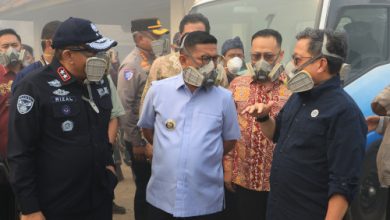 Gubernur Banten, Andra Soni di lokasi kebakaran TPA Jatiwaringin. Foto Biro Adpim Banten