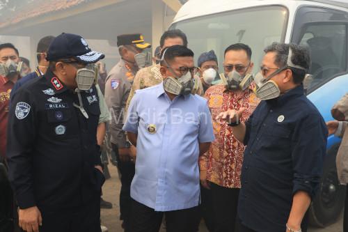 Gubernur Banten, Andra Soni di lokasi kebakaran TPA Jatiwaringin. Foto Biro Adpim Banten