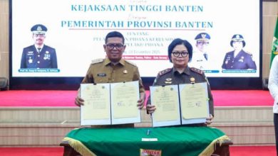 Gubernur Banten, Andra Soni dan Kepala Kejati Banten, Barnadeta Maria Elastiyani tandatangani PKS dukungan pidana sosial. Foto Antara