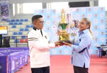 Gubernur Banten, Andra Soni meyerahkan piala Gubernur Banten Cup dalam Kejuaran Tenis Meja. Foto Biro Adpim Banten