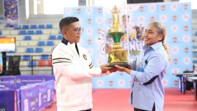 Gubernur Banten, Andra Soni meyerahkan piala Gubernur Banten Cup dalam Kejuaran Tenis Meja. Foto Biro Adpim Banten