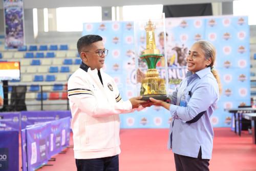 Gubernur Banten, Andra Soni meyerahkan piala Gubernur Banten Cup dalam Kejuaran Tenis Meja. Foto Biro Adpim Banten