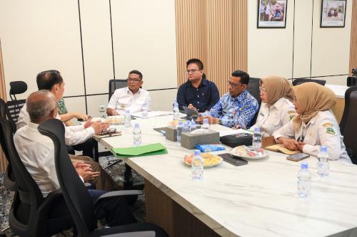 Gubernur Banten, Andra Soni saat menerima pengelola KEK Tanjung Lesung. Foto Biro Adpim Banten