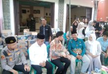 Gubernur Banten, Andra Soni menemani Wapres RI, Gibran Rangkabuming Raka di Keluarga Andika. Foto: Biro Adpim Pemprov Banten