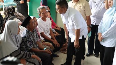 Andra Soni, Gubernur Banten meninjau ruang tunggu pasien. Foto: Antara