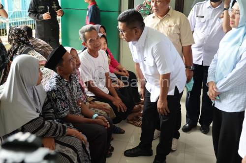 Andra Soni, Gubernur Banten meninjau ruang tunggu pasien. Foto: Antara