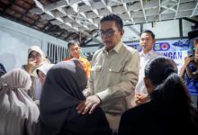 Gubernur Banten, Andra Soni menyapa keluarga korban rombongan jurnalis yang hilang di Selat Sunda. Foto Biro Adpim Banten