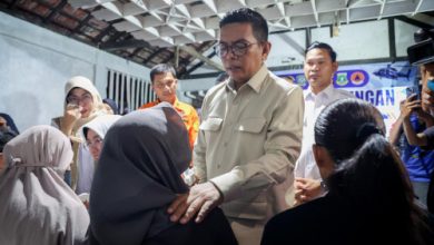 Gubernur Banten, Andra Soni menyapa keluarga korban rombongan jurnalis yang hilang di Selat Sunda. Foto Biro Adpim Banten