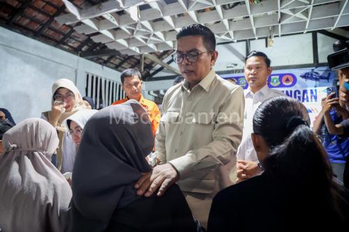 Gubernur Banten, Andra Soni menyapa keluarga korban rombongan jurnalis yang hilang di Selat Sunda. Foto Biro Adpim Banten