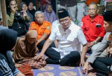 Gubernur Banten, Andra Soni mendatangi rumah keluarga Surakman, ABK KM Aruphadhuta I yang ditemukan di Enggano, Bengkulu. Foto Biro Adpim Banten