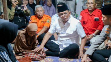 Gubernur Banten, Andra Soni mendatangi rumah keluarga Surakman, ABK KM Aruphadhuta I yang ditemukan di Enggano, Bengkulu. Foto Biro Adpim Banten