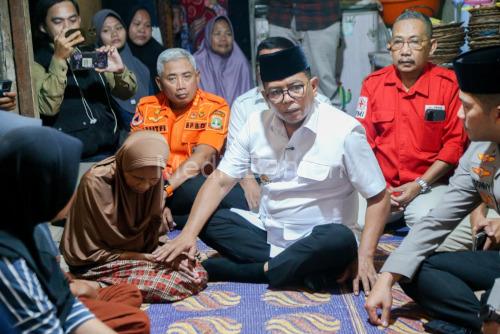 Gubernur Banten, Andra Soni mendatangi rumah keluarga Surakman, ABK KM Aruphadhuta I yang ditemukan di Enggano, Bengkulu. Foto Biro Adpim Banten