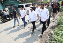 Andra Soni, Gubernur Banten meninjau kerusakan ruas jalan di Serang dan Tangerang. Foto: Biro Adpim Banten