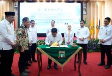 Gubernur Banten, Andra Soni menandatangani kesepakatan PSEL. Foto Biro Adpim Banten