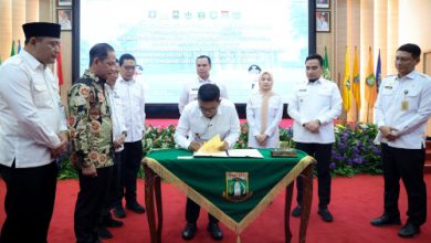 Gubernur Banten, Andra Soni menandatangani kesepakatan PSEL. Foto Biro Adpim Banten
