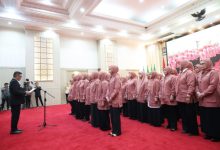 Gubernur Banten, Andra Soni melantik Ketua BKOW dan pengurus lainnya. Foto: Biro Adpim Banten