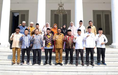 Gubernur Banten, Andra Soni bersama Dewan Hakim MTQ Tingkat Nasional. Foto Biro Adpim Banten