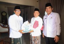 Gubernur Banten, Andra Soni berkunjung ke KH Matin Syarkowi di Ponpes Al Fathaniyah. Foto Biro Adpim Banten