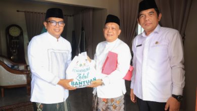 Gubernur Banten, Andra Soni berkunjung ke KH Matin Syarkowi di Ponpes Al Fathaniyah. Foto Biro Adpim Banten