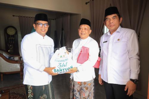 Gubernur Banten, Andra Soni berkunjung ke KH Matin Syarkowi di Ponpes Al Fathaniyah. Foto Biro Adpim Banten