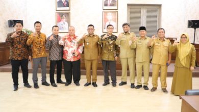 Gubernur Banten, Andra Soni bersama komisioner KI Banten. Foto Biro Adpim Banten