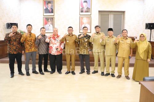 Gubernur Banten, Andra Soni bersama komisioner KI Banten. Foto Biro Adpim Banten