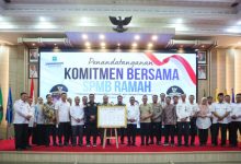 Gubernur Banten, Andra Soni dalam penandatanganan komitmen SPMB Ramah. Foto Biro Adpim Banten