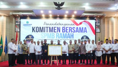 Gubernur Banten, Andra Soni dalam penandatanganan komitmen SPMB Ramah. Foto Biro Adpim Banten
