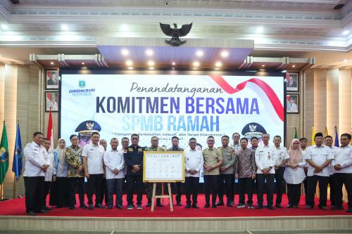 Gubernur Banten, Andra Soni dalam penandatanganan komitmen SPMB Ramah. Foto Biro Adpim Banten