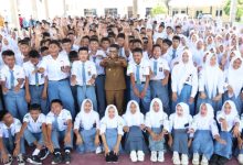 Gubernur Banten, Andra Soni bersama para pelajar. Foto Biro Adpim Banten