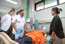 Gubernur Banten, Andra Soni menjenguk salah satu pasien di RSUD Malingping. Foto Biro Adpim Banten